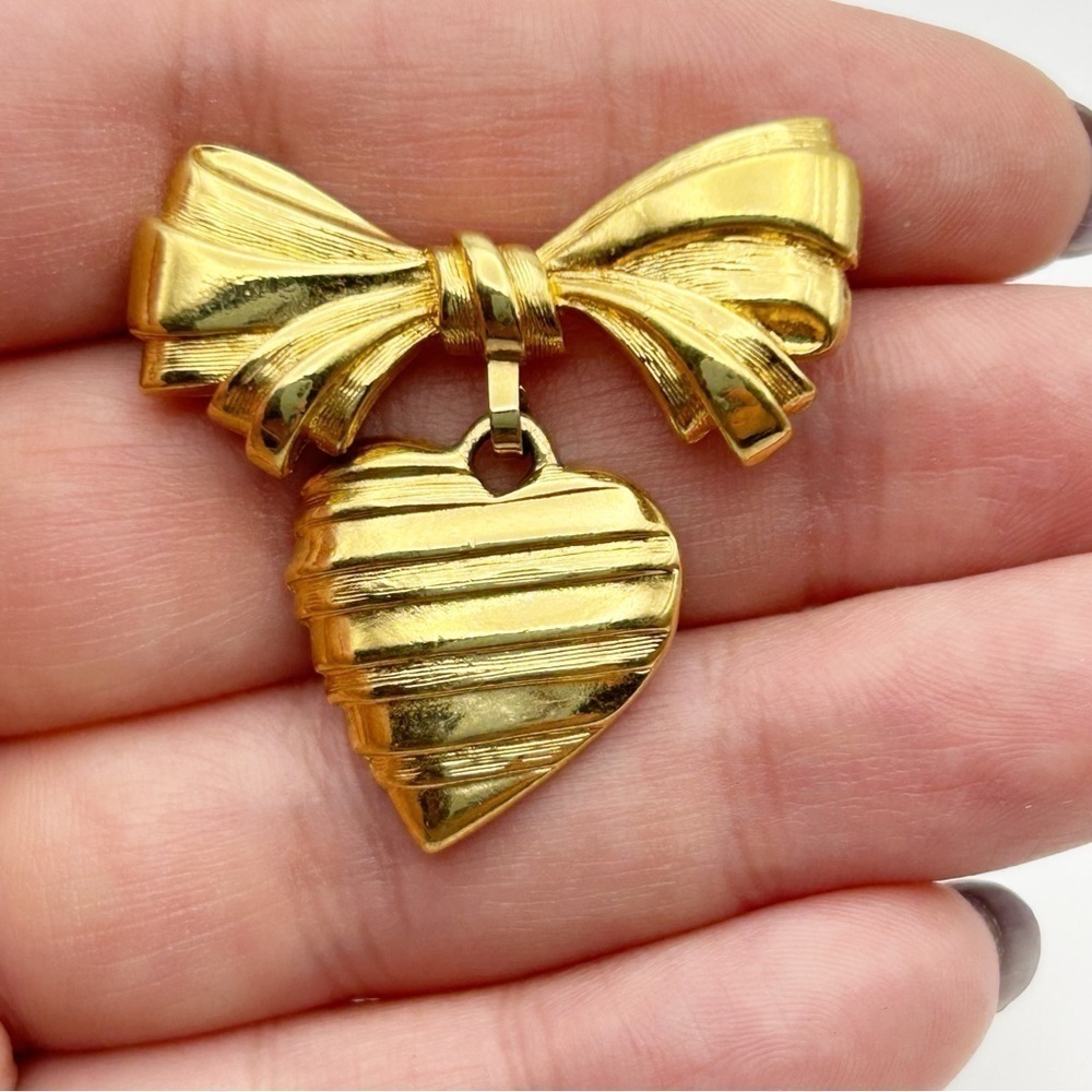 Vintage Avon Gold Tone Textured Ribbon Hanging Heart Brooch Pin Mother’s Day